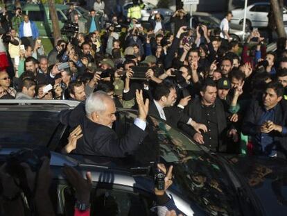 El ministro iran&iacute; de Exteriores es recibido entre v&iacute;tores y aplausos en Teh&eacute;ran.