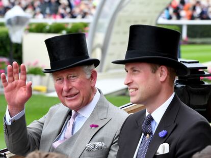 Carlos de Inglaterra y su hijo, el príncipe Guillermo, en Ascot en junio de 2019.