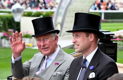 Carlos de Inglaterra y su hijo, el príncipe Guillermo, en Ascot en junio de 2019.