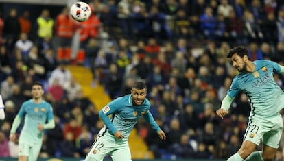 André Gomes (d) y Rafinha, ante el Hércules.