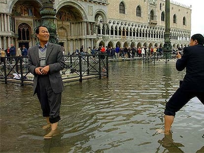 Unos turistas toman fotos durante el "agua alta" en septiembre de 2002.