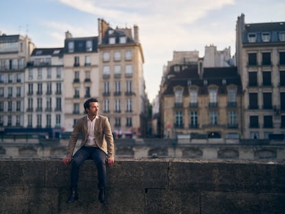 El filósofo Pierre Crétois, al lado del río Sena, en París, el pasado 22 de junio.