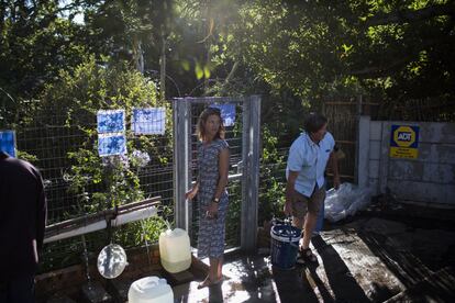 Los vecinos toman agua desde los puntos de abastecimiento.