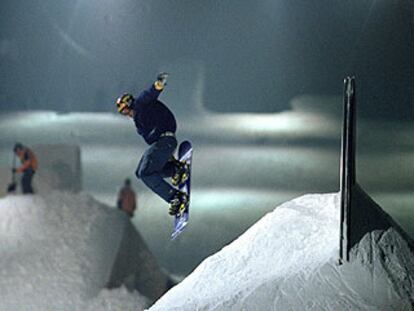 Un esquiador practica el snowboard en la pista de nieve artificial del complejo comercial Xanadú.