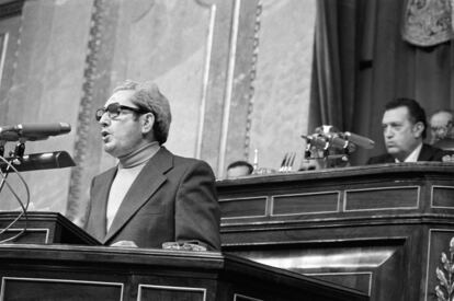 El diputado del grupo comunista Marcelino Camacho, durante su intervención en el pleno del Congreso para debatir la proposición de Ley de Amnistía, en 1977.