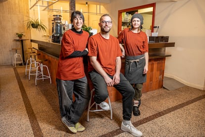 De izquierda a derecha, Dolores Garrido, Julin Felenbok y Mnica Iglesias, el equipo al completo de Pote. 