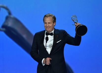 Jeff Daniels celebra su triunfo en la categoría de Mejor actor de reparto de miniserie o película para televisión por 'Godless'.