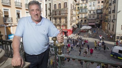 El alcalde de Pamplona, Joseba Asirón, en un balcón del Ayuntamiento.