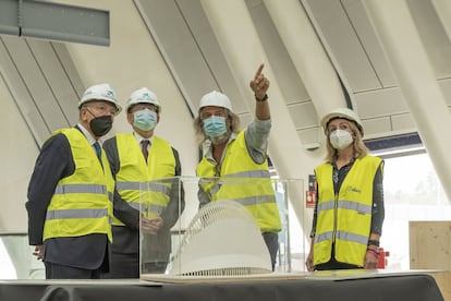 El presidente de la Generalitat Valenciana, Ximo Puig (segundo por la izquierda), y el presidente de la Fundación Bancaria La Caixa, Isidro Fainé (izquierda), visitaron ayer las obras del CaixaForum Valencia, que se inaugurará en 2022. Este nuevo centro se suma a los de Barcelona, Madrid, Sevilla, Zaragoza, Palma, Girona, Lleida y Tarragona.