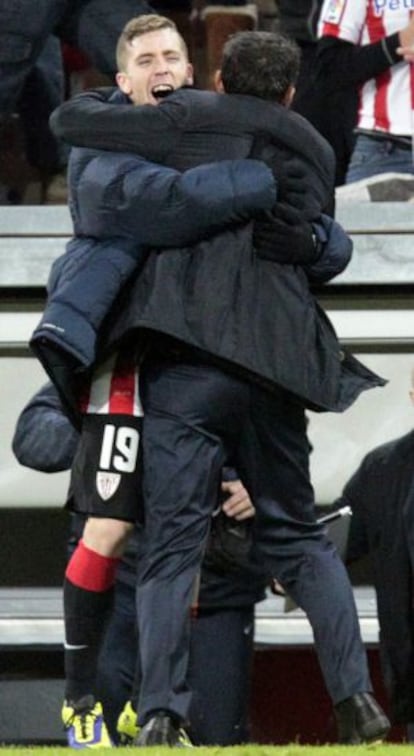 Muniain se abraza con Valverde al término del partido ante el Barcelona