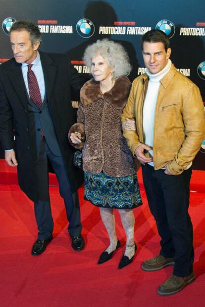 Tom Cruise posa junto a la duquesa de Alba y a su marido, Alfonso Díez, durante el estreno de la cuarta parte de <i>Misión imposible</i> en Madrid, el 12 de diciembre de 2011