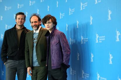 Los actores Armie Hammer (izquierda) y Timothee Chalamet rodean al director Luca Guadagnino en Berllín.