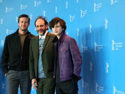 Los actores Armie Hammer (izquierda) y Timothee Chalamet rodean al director Luca Guadagnino en Berll&iacute;n.