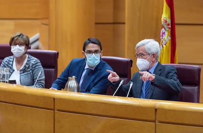 vicepresidenta primera de la mesa, María Luisa Bustinduy Barrero; el secretario de Estado de Justicia, Pablo Zapatero, y el presidente de la Comisión de Justicia, Joan Lerma