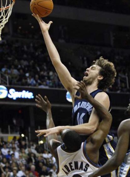 Gasol entra a canasta ante la presencia de Gilbert Arenas.