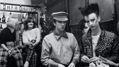 Desde el club The Blitz, Steve Strange (en la foto, con gorra dickensiana) y Boy George (con chupa de cuero y camiseta de cowboys de Malcolm McLaren) plantaron cara a una Inglaterra en recesión en picado con toneladas de maquillaje e inventivos looks.