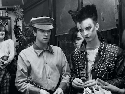 Desde el club The Blitz, Steve Strange (en la foto, con gorra dickensiana) y Boy George (con chupa de cuero y camiseta de cowboys de Malcolm McLaren) plantaron cara a una Inglaterra en recesión en picado con toneladas de maquillaje e inventivos looks.