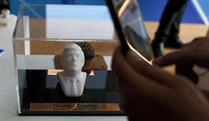 Un visitante toma una foto con su m&oacute;vil de una escultura del presidente de Estados Unidos, Donald Trump, exhibido en el Congreso Global de Emprendimiento celebrado en Hyderabad (India), el 28 de noviembre de 2017.