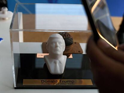 Un visitante toma una foto con su m&oacute;vil de una escultura del presidente de Estados Unidos, Donald Trump, exhibido en el Congreso Global de Emprendimiento celebrado en Hyderabad (India), el 28 de noviembre de 2017.