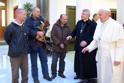 El papa Francisco con el limosnero papal y tres hombres sin techo con los que ha desayunado este martes.