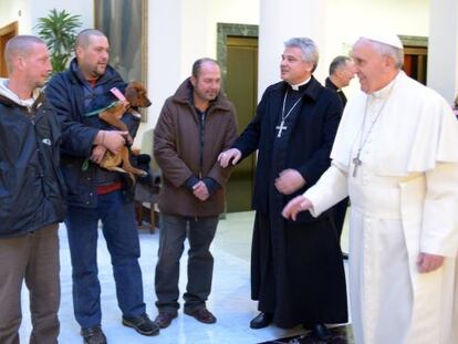 El papa Francisco con el limosnero papal y tres hombres sin techo con los que ha desayunado este martes.