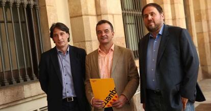 Los miembros de la dirección de ERC, Jordi Portabella, Alfred Bosch y Oriol Junqueras,a las puertas del Parlament.