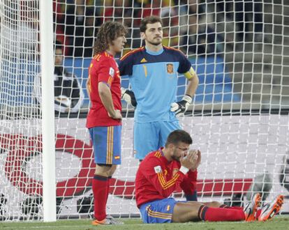 Piqué se duele de un golpe en el rostro ante la desesperación por el gol de Suiza de Puyol y Casillas.
