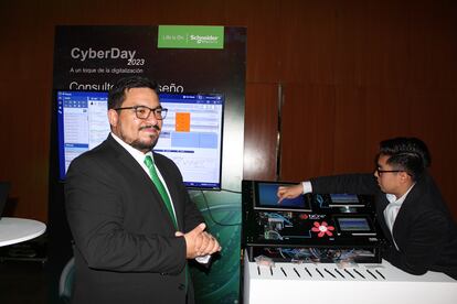 Samuel Aceves, lder de ciberseguridad de Schneider Electric en una demostracin de ciberseguridad en el CyberDay 2023. Foto: Schneider Electric.