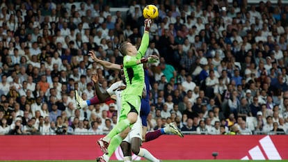 Andriy Lunin despeja un balón contra el Barcelona en Liga.