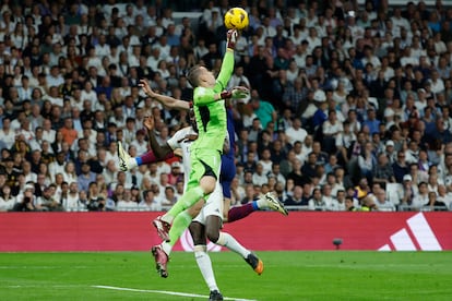 Andriy Lunin despeja un balón contra el Barcelona en Liga.