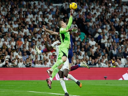 Andriy Lunin despeja un balón contra el Barcelona en Liga.