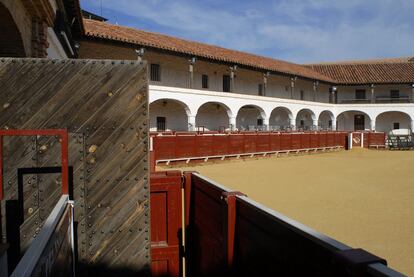 Con 23 habitaciones distribuidas en torno a un coso hexagonal de 1752 que todavía acoge festejos taurinos, no hay que esforzarse demasiado para entender por qué el Hotel Plaza de Toros (cerrado temporalmente) de Almadén (Ciudad Real) conforma un alojamiento único en el mundo.