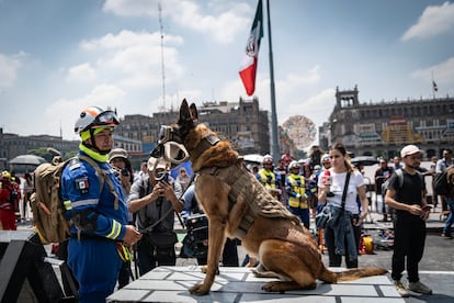 Rescatistas y elementos de Protección Civil participaron en el simulacro en Ciudad de México, en septiembre de 2023.