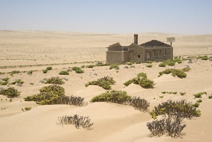 Al sur de África, Namibia es un país desértico poblado por comunidades tribales diferentes. No en vano, existen 13 lenguas oficialmente reconocidas. Durante el período colonial, fue ocupada por holandeses, alemanes e ingleses, y más tarde pasó a estar gobernada por Sudáfrica. Sólo en 1989 eligieron a su primer presidente. Bajo su suelo, Namibia cuenta con ingentes reservas minerales entre las que se encuentran abundantes yacimientos de diamantes. Los cerca de dos millones de kilates que produce anualmente son un aparte muy importante de su PIB. El principal comprador de estos recursos es la Unión Europea, si bien recientemente China está aumentando su peso en la balanza comercial.

Namibia es uno de los países con mayor desigualdad en el reparto de la riqueza, con marcadas diferencias entre la población urbana y la rural. Esta última mucha veces malvive.

Esperanza de vida: 64 años.
Tasa de mortalidad infantil: 33 muertes por 1.000 nacimientos.
Renta per cápita: 5.408,2 dólares (unos 4.766 euros).

En la imagen, una de las dunas de Kolmanskop, ciudad fantasma a pocos kilómetros de Lüderitz, Namibia.