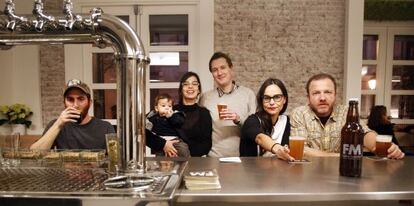 David, Estefanía (con su hijo), Thierry, Tamara y Hernando degustan la cerveza que producen en su Fábrica Maravillas.
