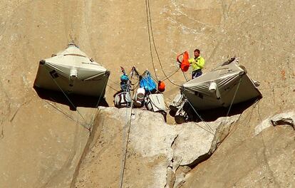 Durante los 19 días de ascenso, los escaladores Tommy Caldwell y Kevin Jorgeson dormían en campamentos como los que se ven en la imagen, colgando de la roca. El Capitán, sito en el Parque Nacional de Yosemite, en California (Estados Unidos), y de 914 metros de altura, es considerado el monolito de granito más grande del planeta. Ambos han entrenado durante más de cinco años para completar la proeza.