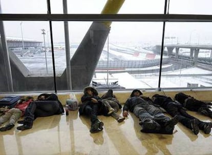 Algunos de los cientos de pasajeros que durmieron en el suelo del aeropuerto de Barajas ante la imposibilidad de volar.