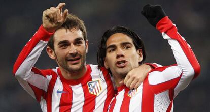 Adrián celebra junto a Falcao su segundo gol contra la Lazio.