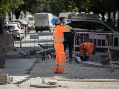 Un trabajador de la construcción bebía agua el fin de semana para combatir el calor en una calle del centro de Valencia.