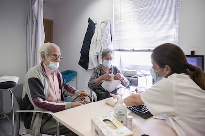 Una enfermera atiende a Manuel Fernández, de 90 años, en una consulta del centro de atención primaria Besòs de Barcelona.