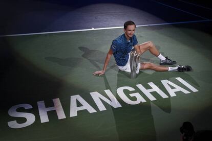 Medvedev posa con el trofeo de campeón en Shanghái.