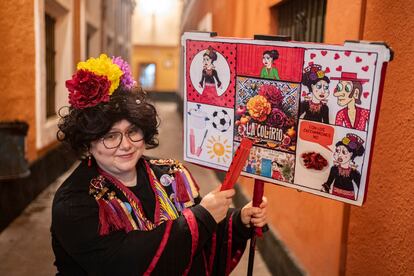 Nazaret Jiménez posa con el 'cartelón' de su romancero 'La Colirio', finalista del Concurso de romanceros de este 2025.