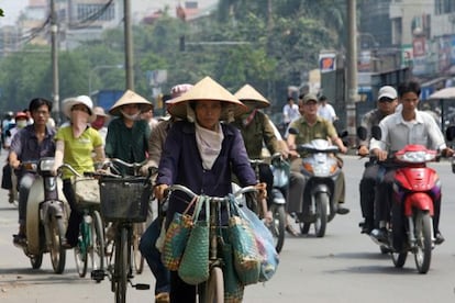 Bicicletas y motos en las calles de Hanoi (Vietnam).