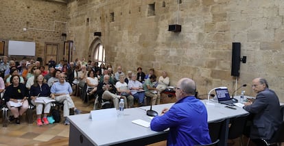 Una de las conferencias del curso sobre las órdenes militares, celebrado en Aguilar de Campoo. A la izquierda, su director, el historiador del arte Pedro Luis Huerta, y el historiador Carlos de Ayala.