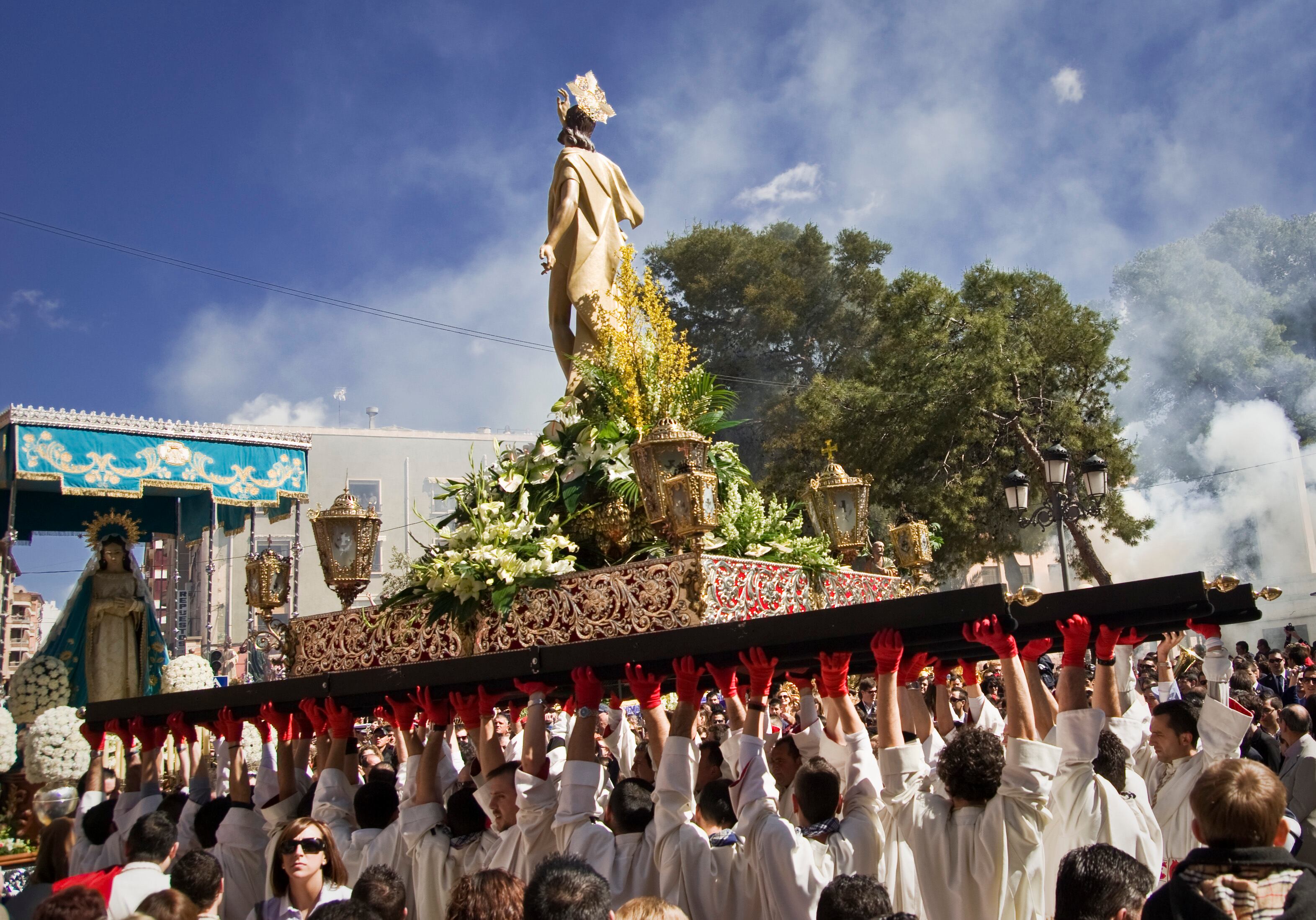 Las procesiones en Jumilla, tierra de excelente vino, conservan un espíritu medieval que sorprende al visitante.