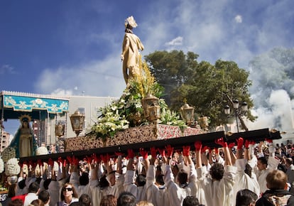 Las procesiones en Jumilla, tierra de excelente vino, conservan un espíritu medieval que sorprende al visitante.