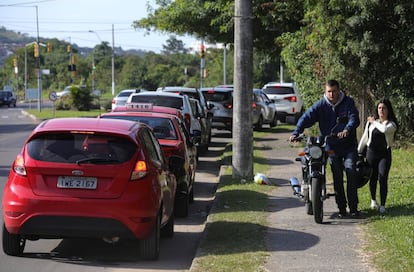 Un hombre empuja su motocicleta tras quedarse sin combustible en Porto Alegre (Brasil), el 29 de mayo de 2018.