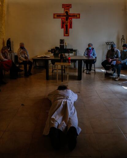 Rodríguez entra el último a la parroquia. Espera a que toda la congregación esté sentada y se tumba delante de la cruz. Tras varios minutos en esta postura se incorpora, besa la cruz y comienza la misa que pone fin al Vía Crucis de la Cañada Real.