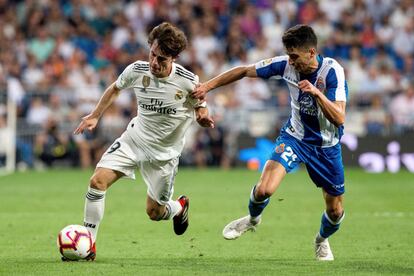 El defensa del Real Madrid Álvaro Odriozola, trata de escapar de Marc Roca.