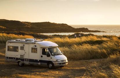 Autocaravana en la playa del río Siero, en Porto do Son (A Coruña).